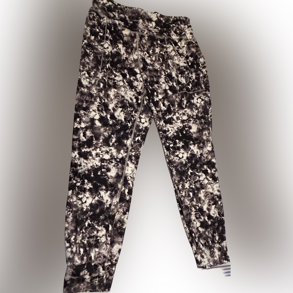 Athleta Salutation Printed Jogger size L